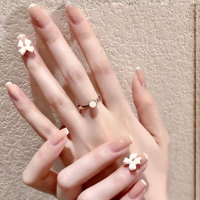Kreatives Kunstnagelset mit Glitzer- und eleganten Muster Akzenten Brehn