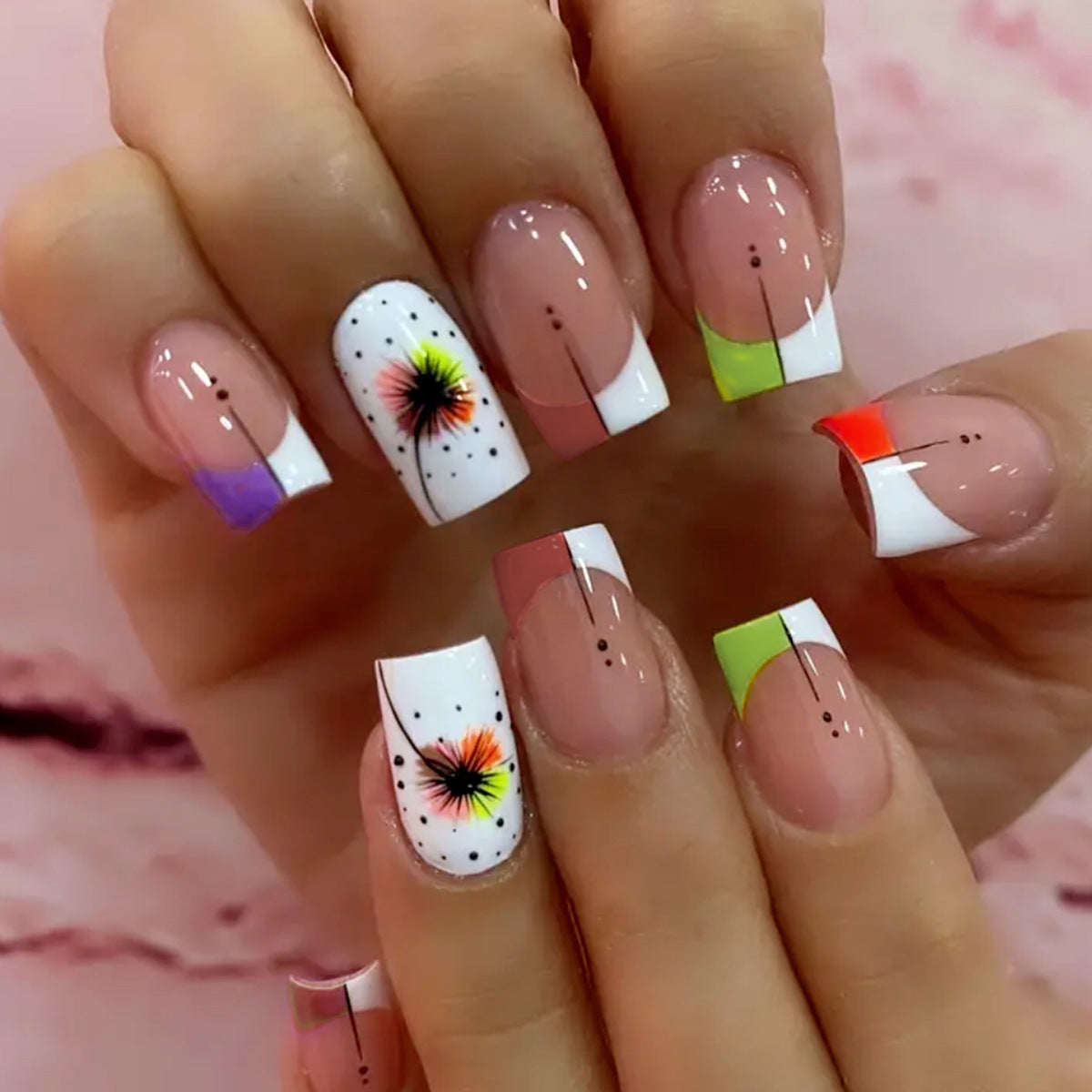 Kunstvolle Nagelkunst mit Farbverlauf und floralen Akzenten Brehn