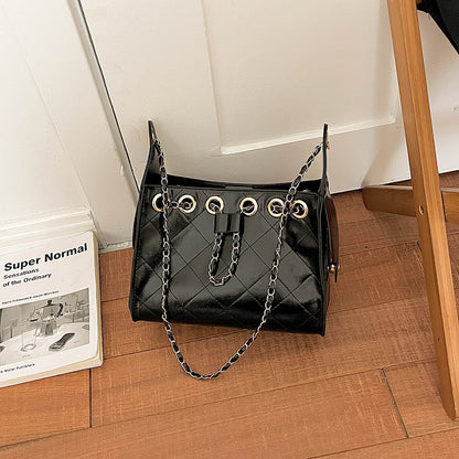 Gepolsterte Kettenhenkel-Handtasche