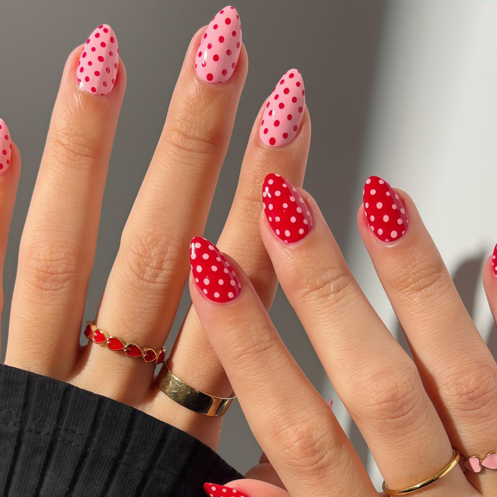 Kunstnägel mit trendigem Polka Dot Design Brehn