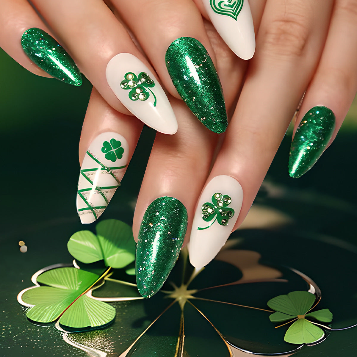 Glamouröse Stiletto Press-On Nagelkunst mit Glitter und Kleeblatt-Design Brehn
