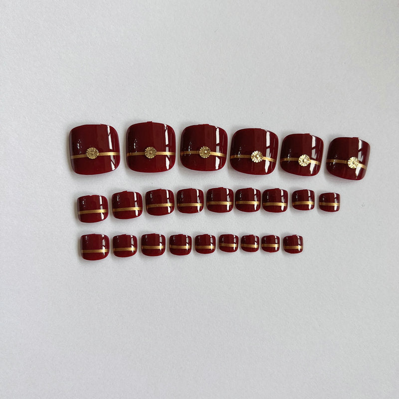 Künstliche Fußnägel mit eleganten Goldverzierungen Brehn