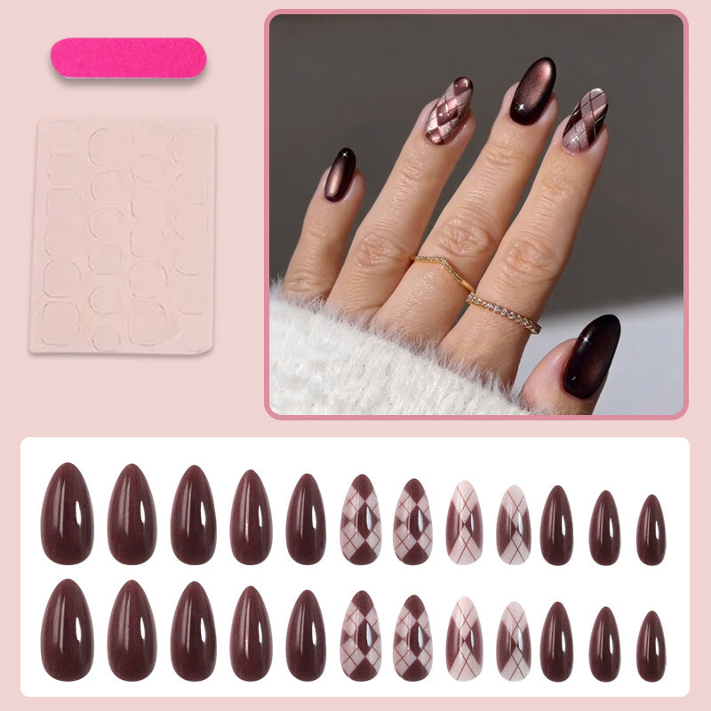 Kunstnagelset mit stilvollen geometrischen und eleganten Akzenten Brehn