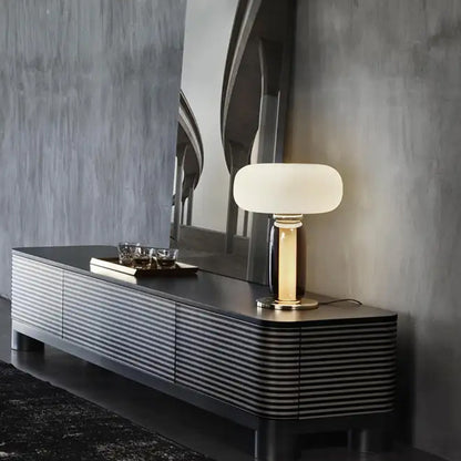 Moderne künstlerische Tischlampe mit elegantem Glassdesign