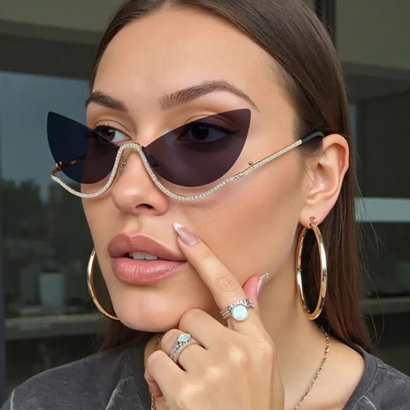 Damen extravagant geformte Cat-Eye Sonnenbrille mit funkelnden Applikationen Brehn