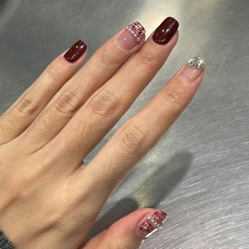 Elegantes Press-On Nail Design mit Glitzer und Edelsteinakzenten Brehn