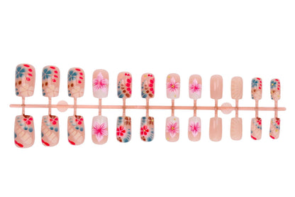 Kunstnagelset mit elegantem, floralem Design Brehn