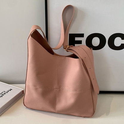 Lederhandtasche mit Teddy-Anhänger