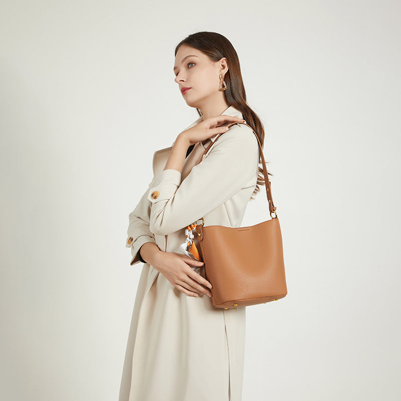 Texturierte Leder-Eimer-Tasche Brehn
