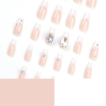 Kunstvolle Nagelkunst mit Glitzerakzenten und Strassverzierungen Brehn