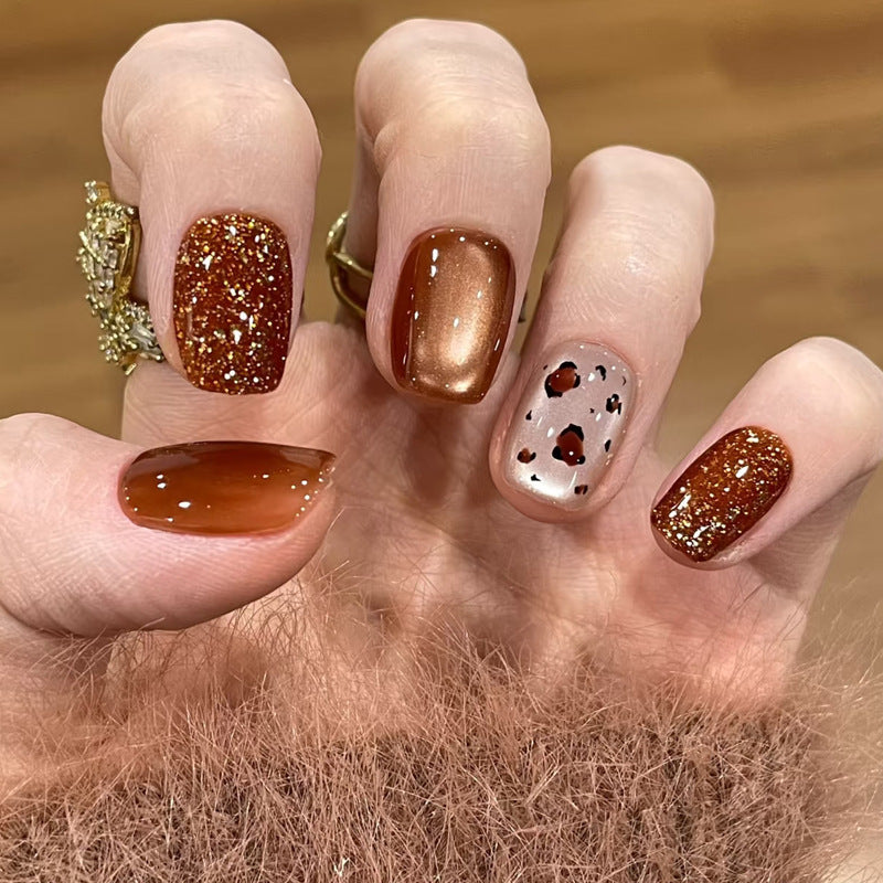 Künstlerisches Press-On-Nagelset mit glitzerndem und gepunktetem Finish Brehn