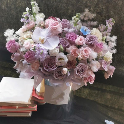 Dekorative Blumenarrangement mit stilvoller Vase