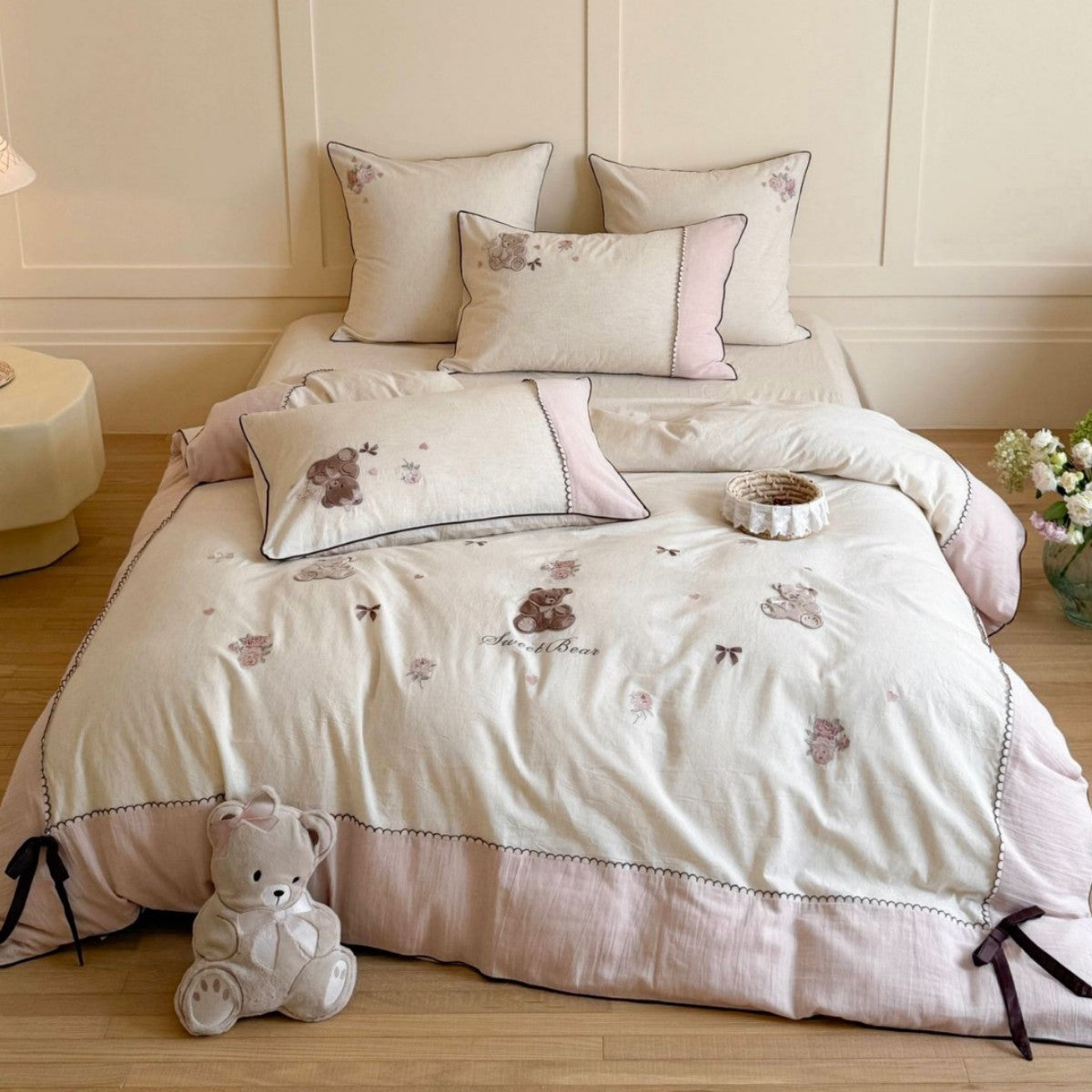 Baumwoll-Bettwäsche-Set mit niedlichen Teddybär-Stickereien und Rüschensaum