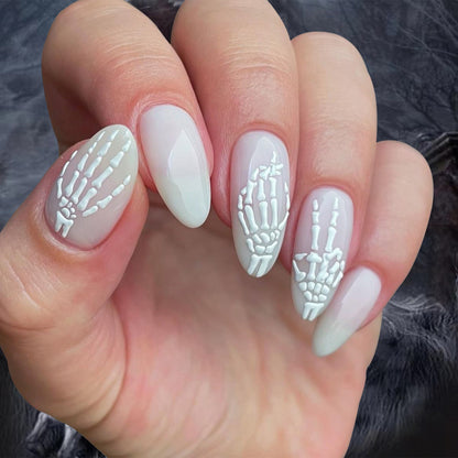 Kunstvolle Nagelkunst im Skelett-Motiv Brehn