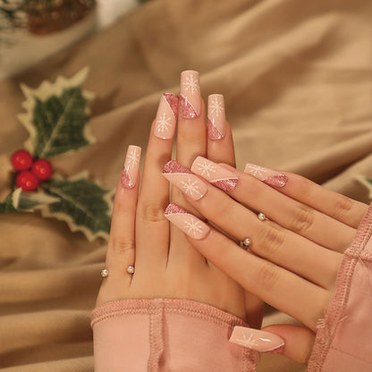 Kunstvolle Nagelverlängerungen mit festlichem Glitzer und Schneeflockendesign Brehn