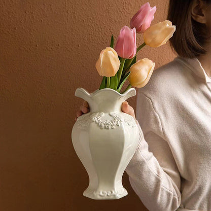 Dekorative mit Blumen verziert Keramikvase zur Präsentation