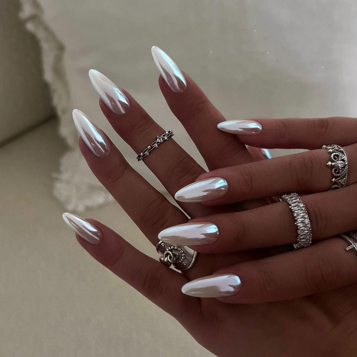 Kunstvolle Stiletto-Nägel mit Hochglanz-Effekt Brehn