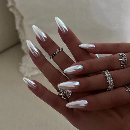 Kunstvolle Stiletto-Nägel mit Hochglanz-Effekt Brehn