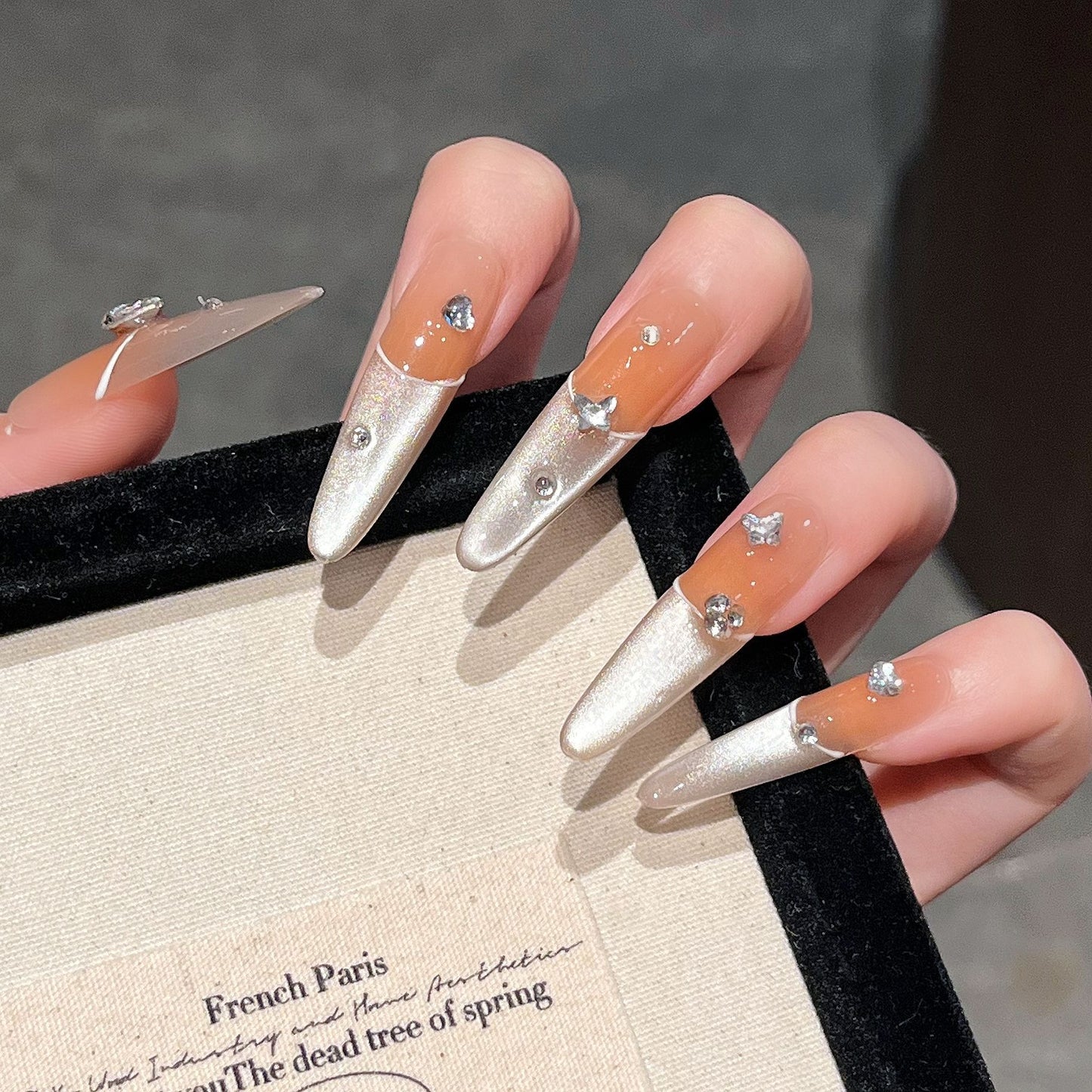 Elegante Press-On Nagelverlängerungen mit Juwelenakzenten Brehn