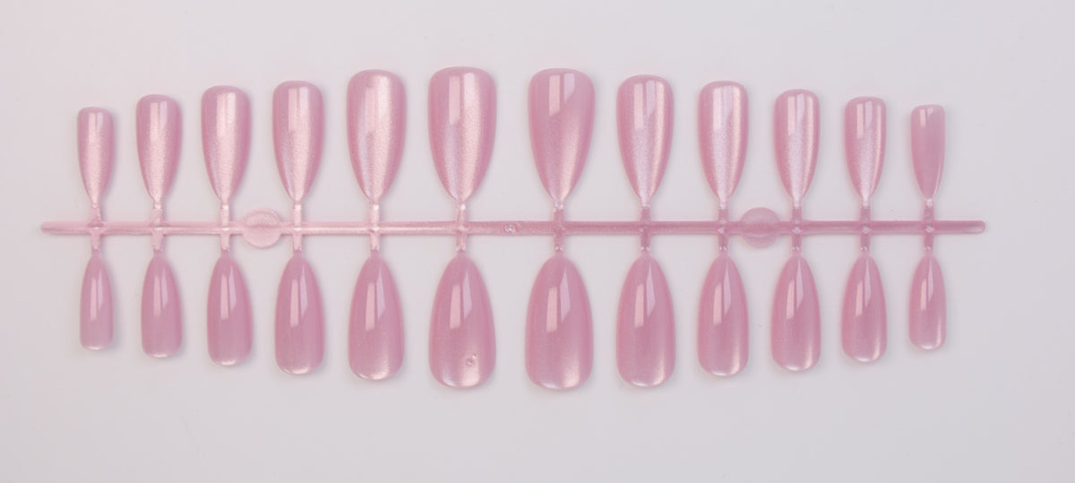 Kunstnagelset mit schimmernden Designs Brehn