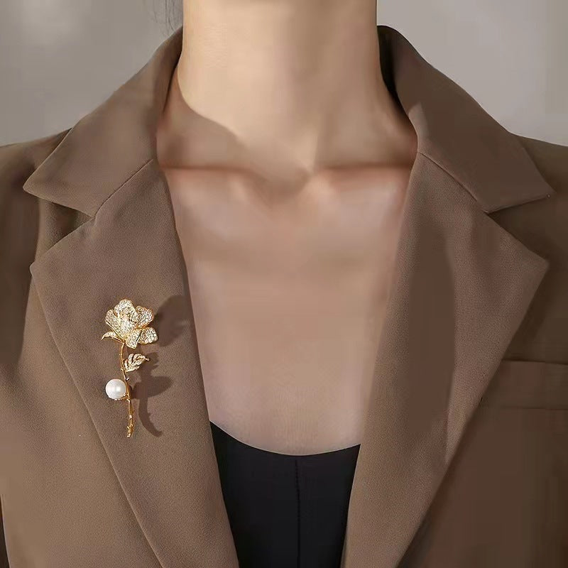 Elegante Brosche In Blumenform mit Strass und Perle Brehn