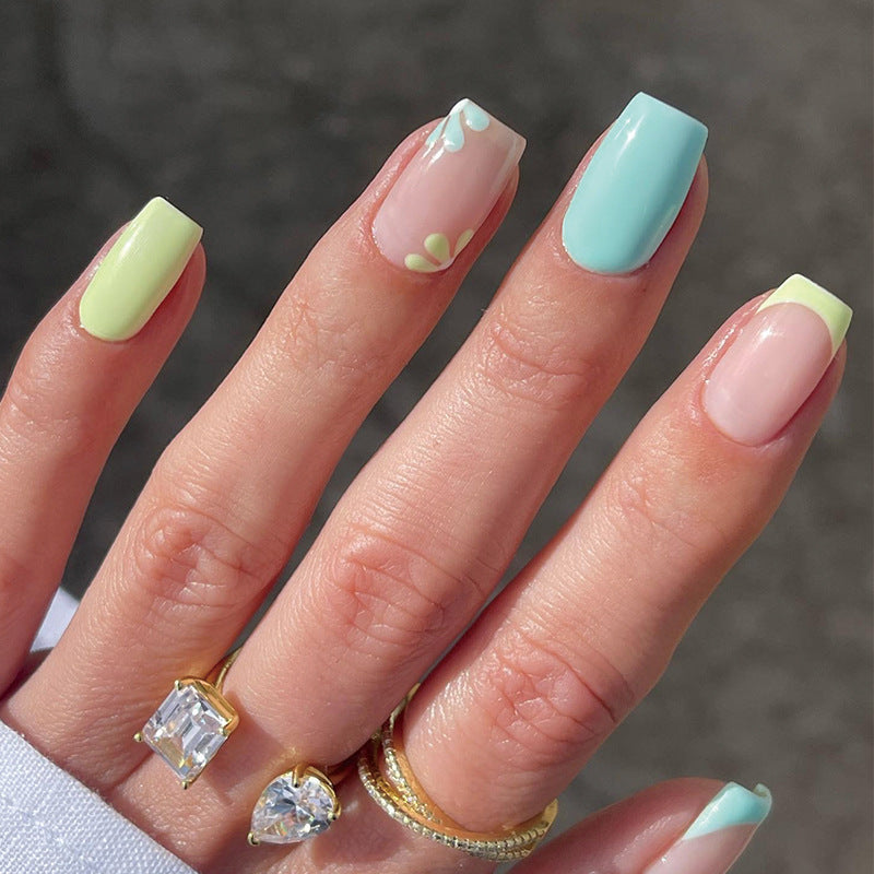 Kunstvolle Nagelverlängerungen im trendigen Floral-Design Brehn