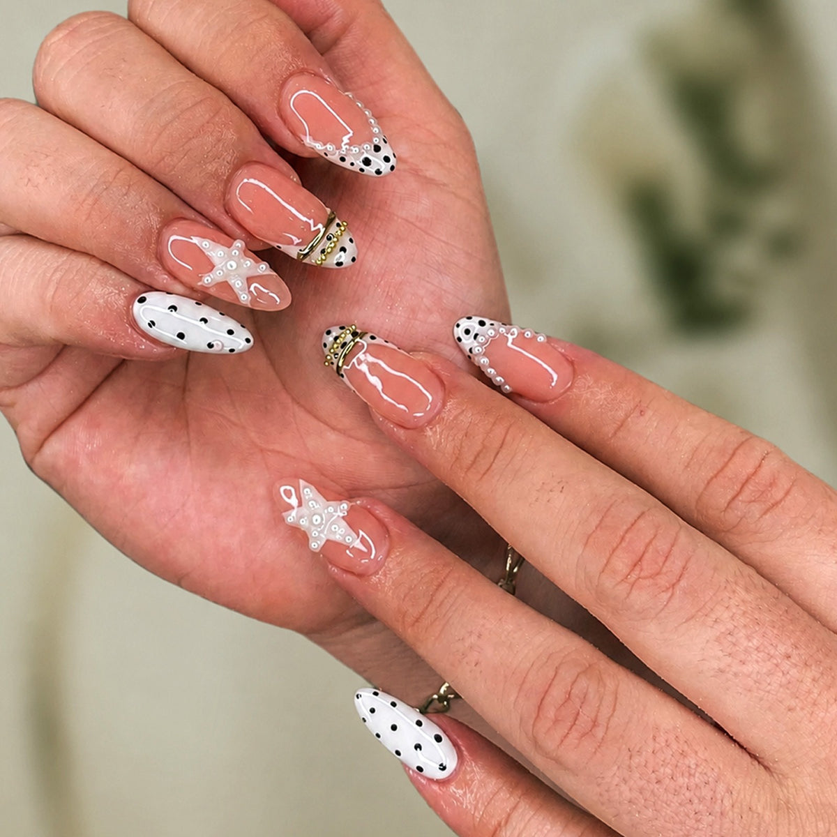 Kunstnagelset mit eleganten Perlen- und Punkten-Akzenten Brehn