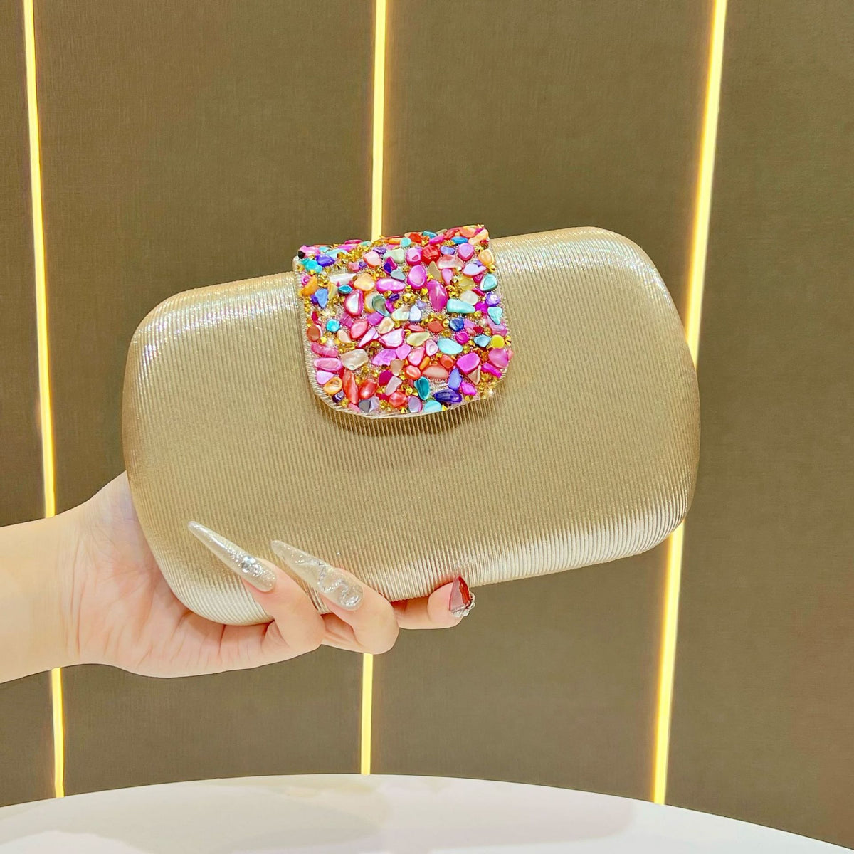 Strass-dekorierte Abend-Clutch