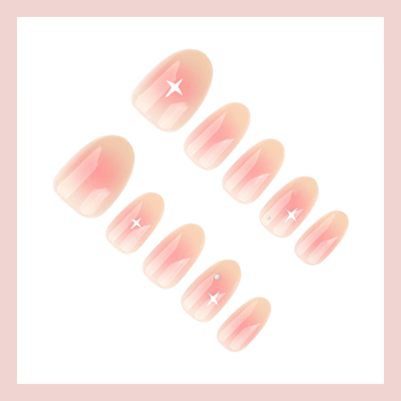 Kunstnagelset mit elegantem French-Akzent und Glitzerdetails Brehn