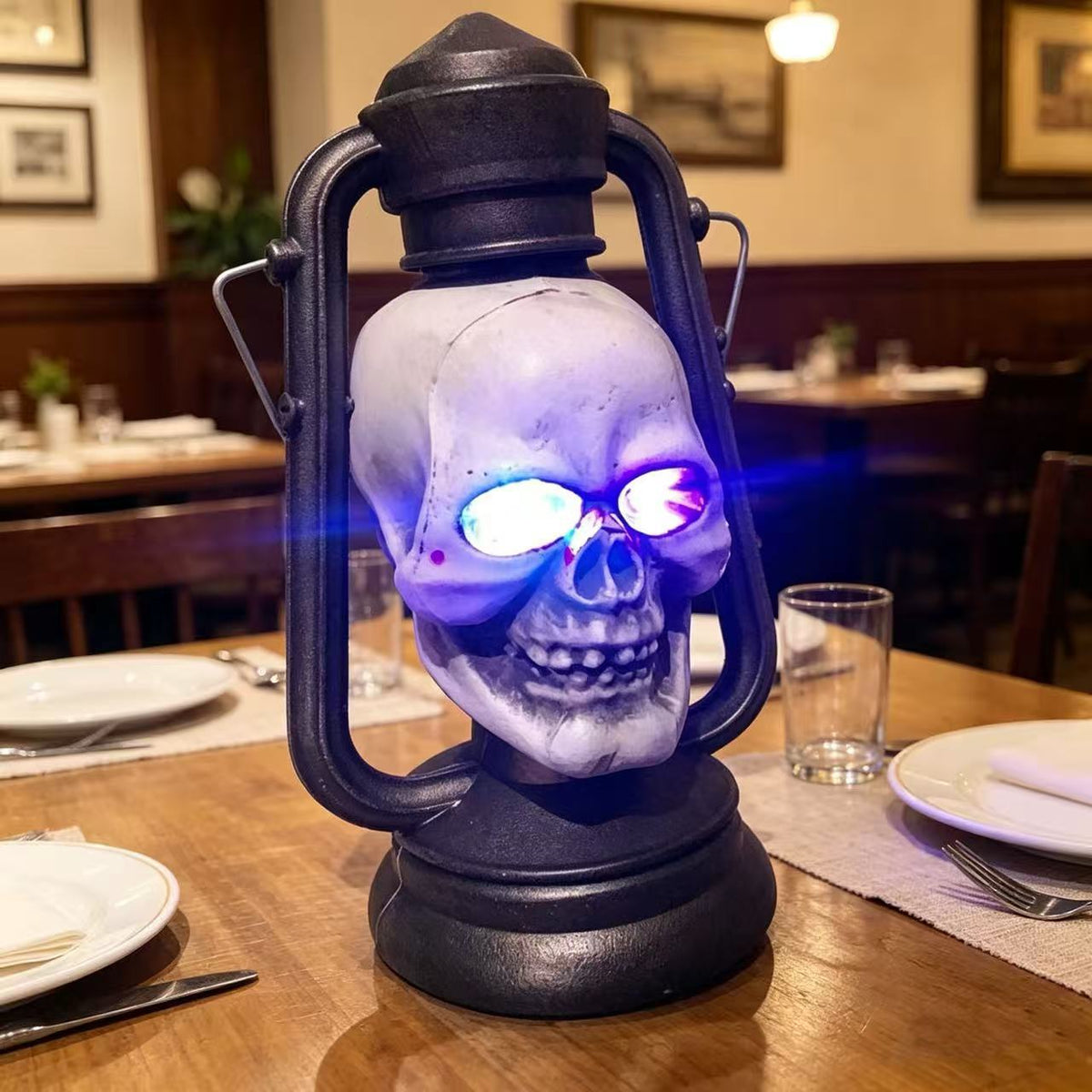Halloween-Dekolaterne Totenkopf mit LED-Augen und Vintage-Öllampen-Design