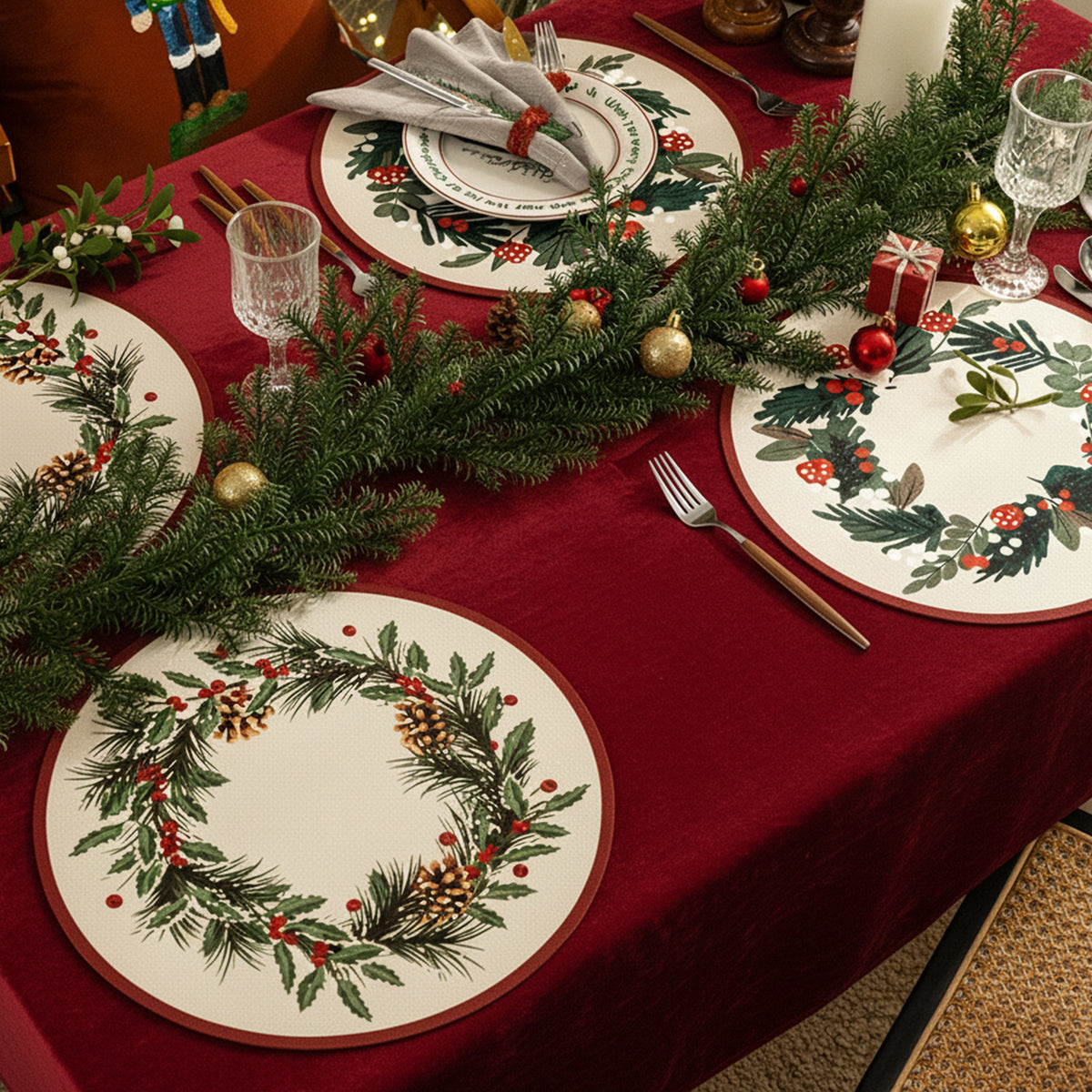 Rundes abwischbares Tischset mit weihnachtlichem Tannenzapfen- und Stechpalmenkranz-Motiv Brehn