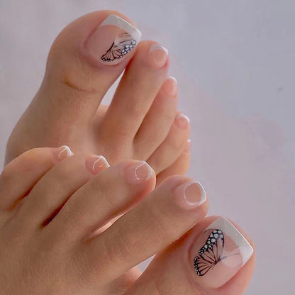 Kunstvolle Fußnagelkunst mit Schmetterlingsdesign Brehn