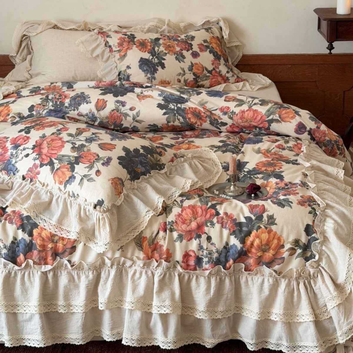 Bettwäschegarnitur im Baumwoll‑Leinen Shabby‑Chic mit Volantbettrock, Häkelspitze und großflächigem Blumenprint