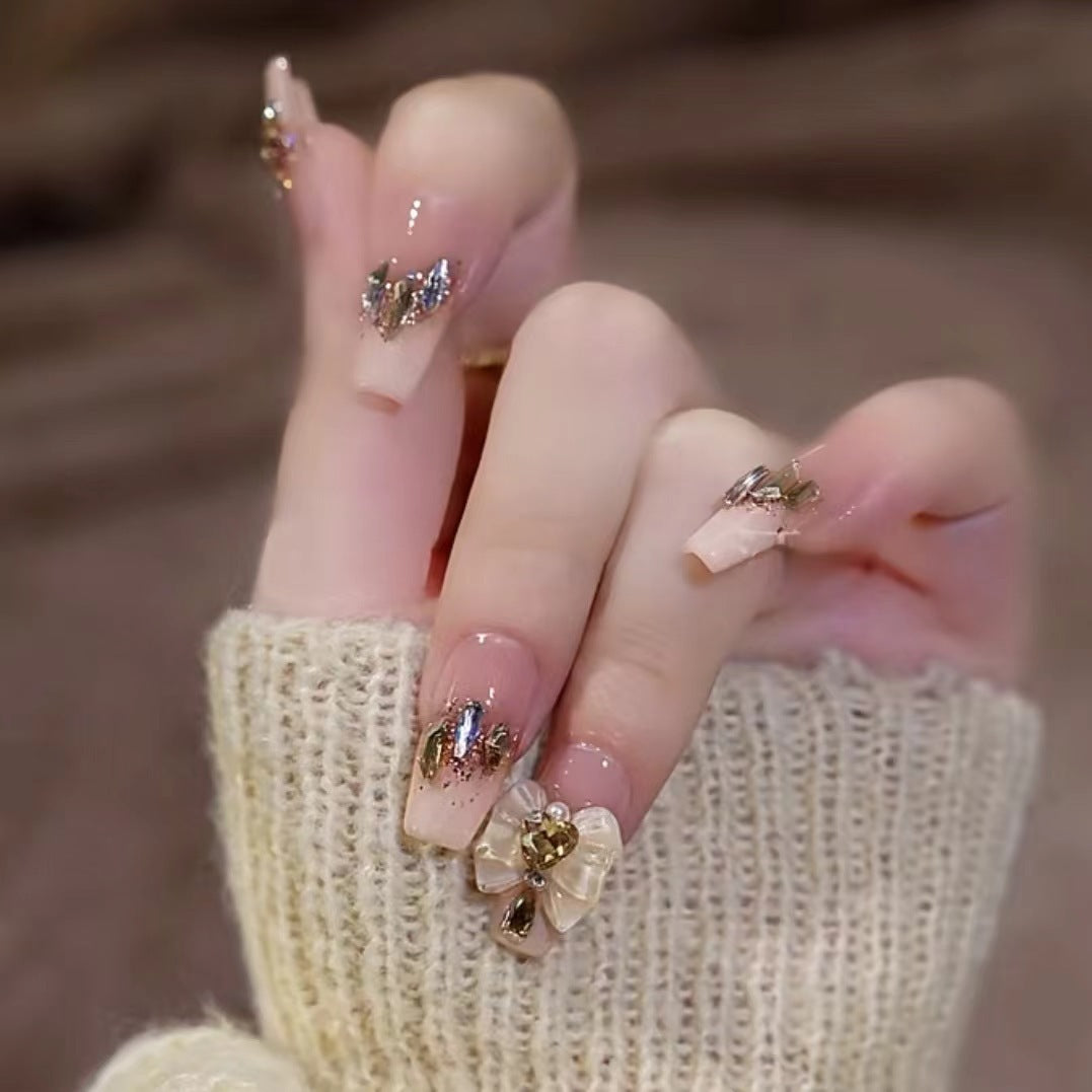 Kunstvolle Nagelkunst mit Schmetterlings- und Perlendetails Brehn