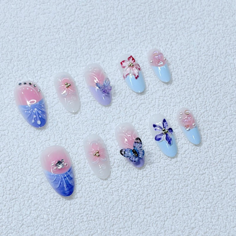 Kunstvolle Nagelkunst mit Blumendetails und Schmetterlingen Brehn