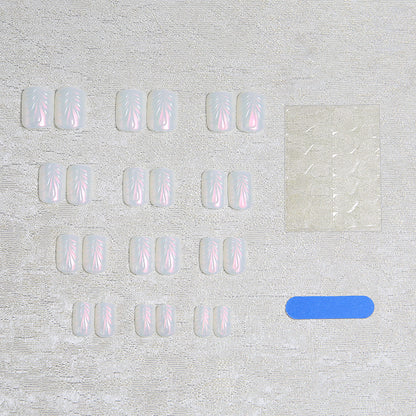 Luxuriöse Nagelkunst mit schimmerndem Design Brehn