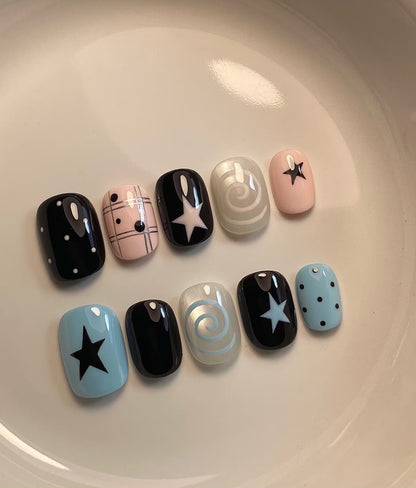 Dekoratives Press-On Nagelkunstset mit Stern- und Wirbel-Designs