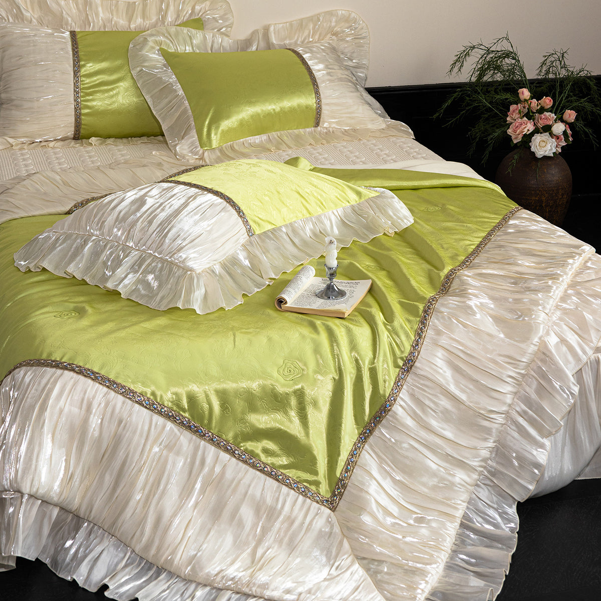 Opulente Rüschentagesdecke- und Kissen-Garnitur aus Satin mit dekorativer Bordüre