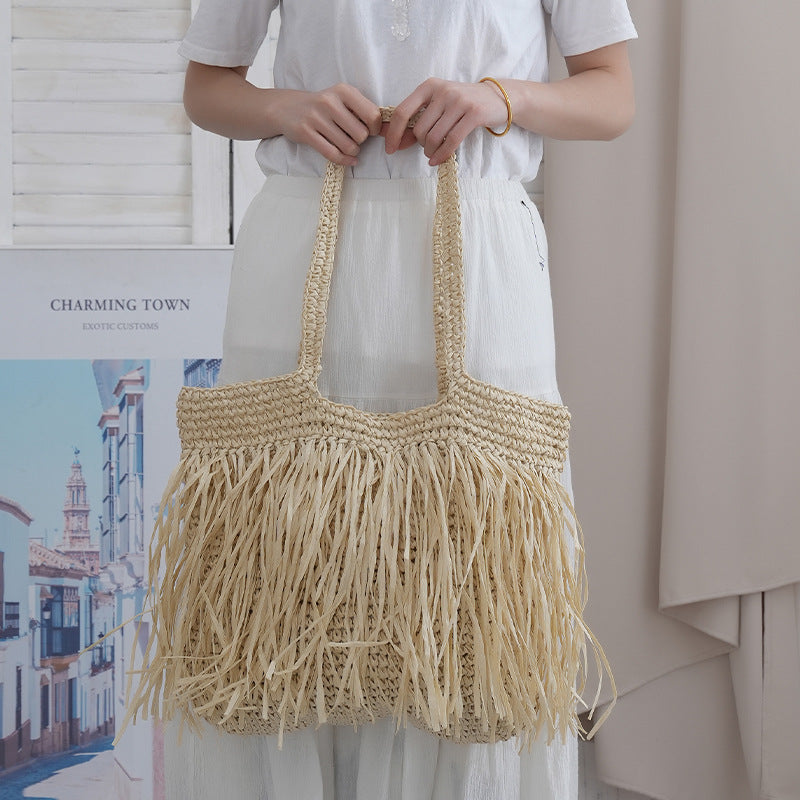 Trendige Basttasche mit Fransigen Details Brehn