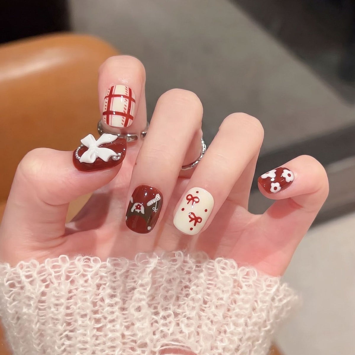 Dekoratives Press-On Nagelkunst-Set mit einzigartigen Mustern Brehn