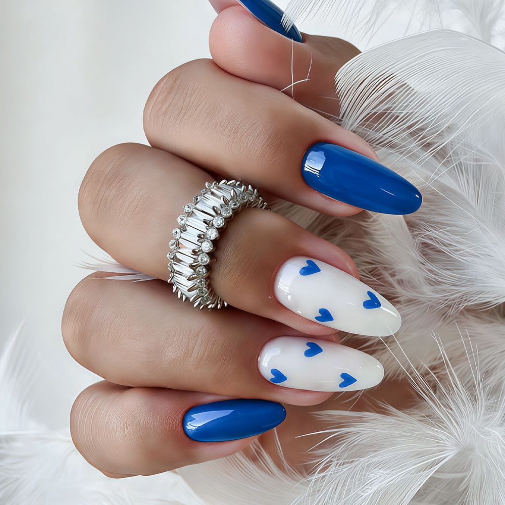 Stylische lange Stiletto-Nageldesign-Spitzen mit Herzakzenten Brehn