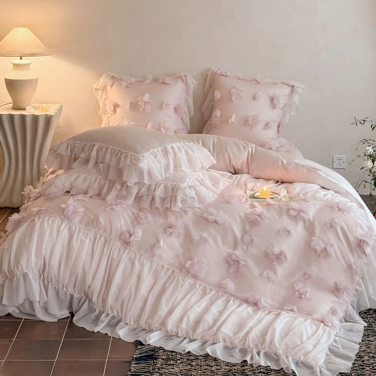 Schichten Chiffon-besäumter Rüschende Bettbezugset mit 3D-Blütenapplikationen und tiefen Kissenbezügen