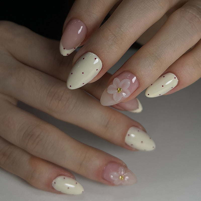 Elegantes Press-On Nail Set mit floralen und gepunkteten Designs Brehn