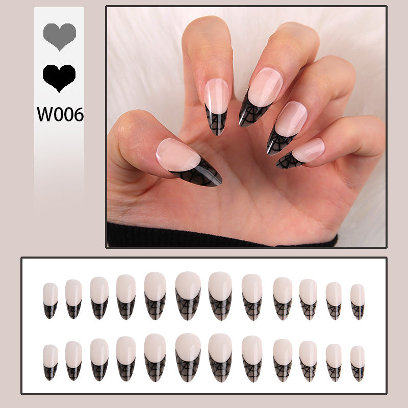 Kunstvolle Nagelspitzen mit elegantem Spinnennetz-Muster Brehn