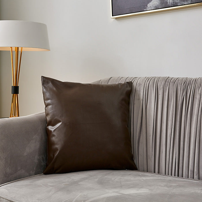 Quadratischer Premium-Kissenbezug aus veganem Nappaleder mit Soft‑Touch Oberfläche Brehn