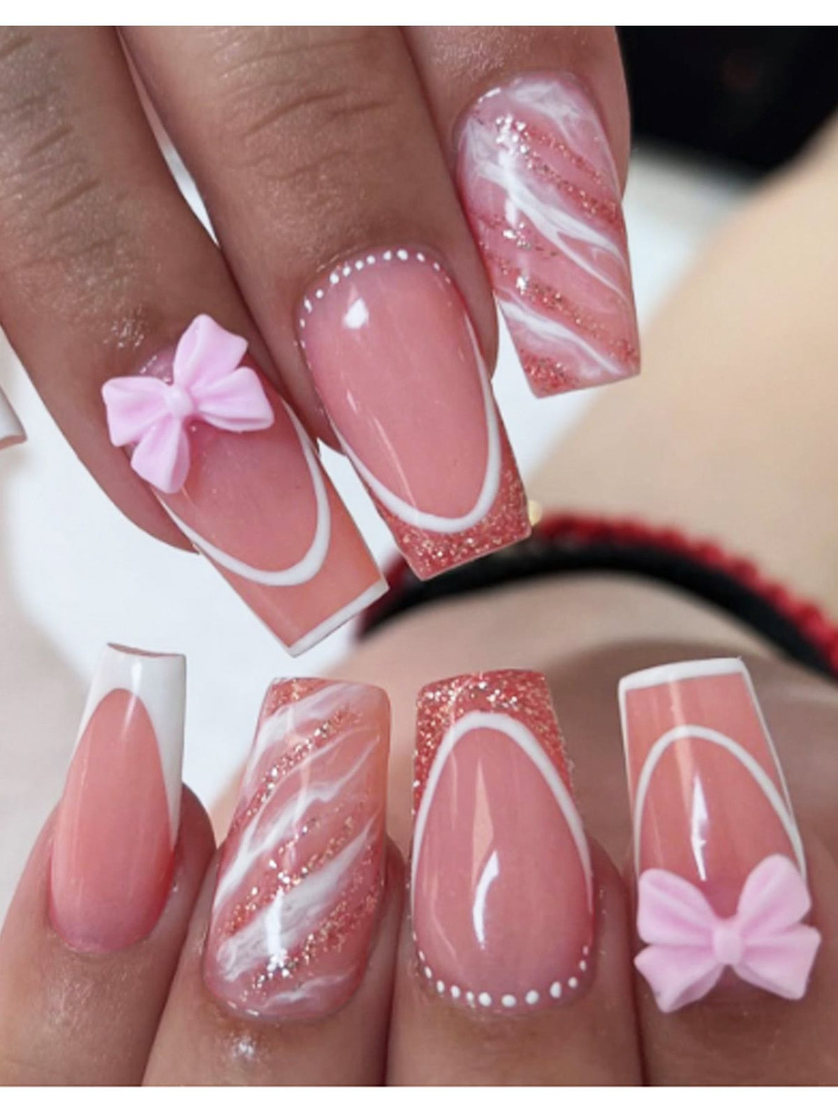 Kunstnagelset mit elegantem Glitzer-Design und verspielten Schleifen akzenten Brehn