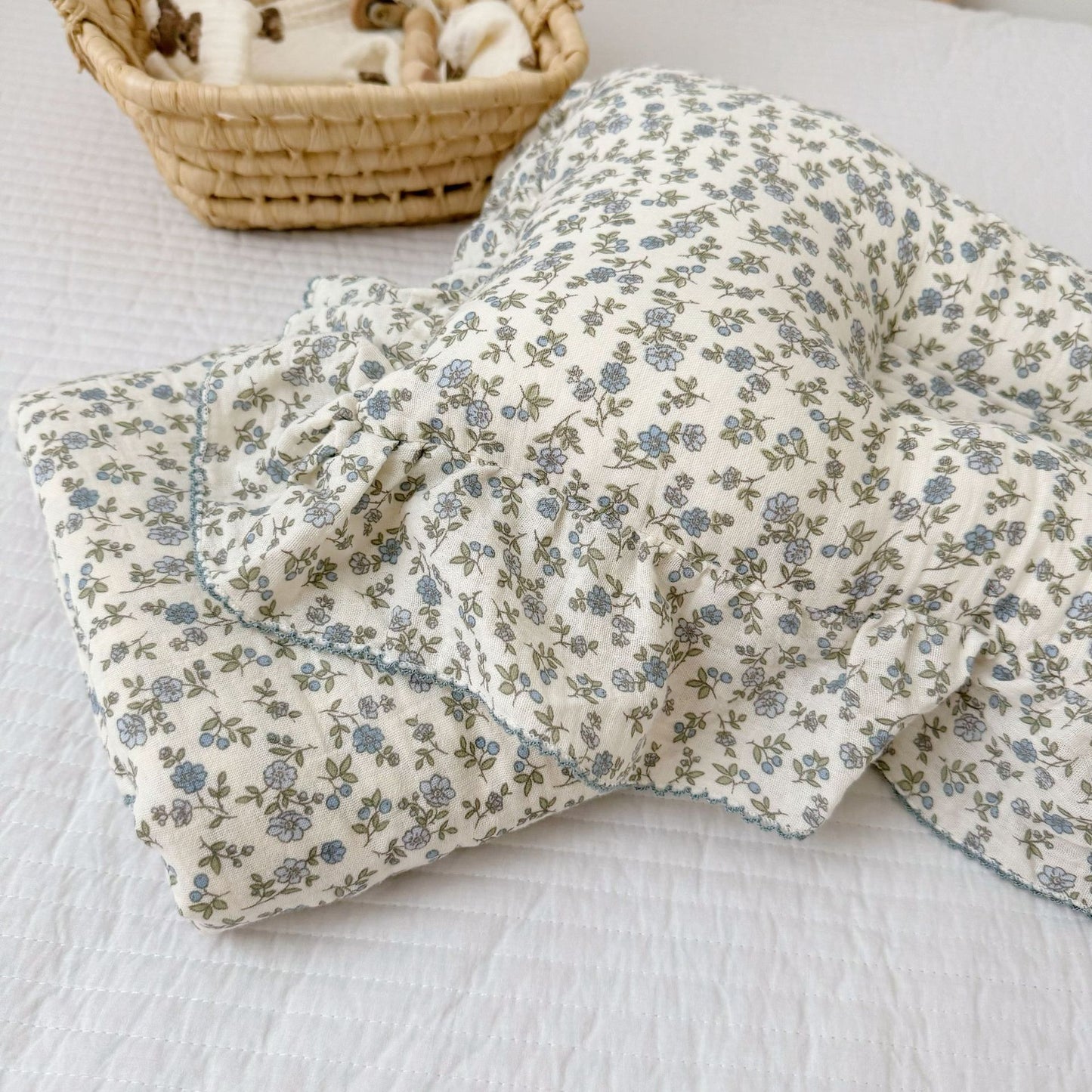 Unisex Musselin-Decke mit zartem Blumendesign und eleganten Rüschen Brehn
