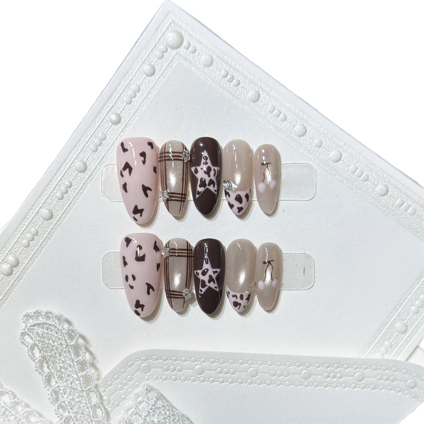 Künstlerisches Press-On Nagelkunstset mit einzigartigen Musterdesigns Brehn