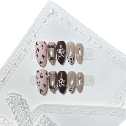 Künstlerisches Press-On Nagelkunstset mit einzigartigen Musterdesigns Brehn