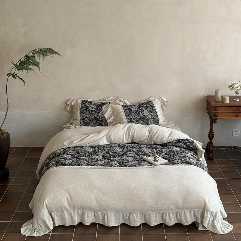 Landhaus-Bettbezuggarnitur aus Baumwoll‑Leinen mit Jacquard‑Blütenpaneel, Volant und Spitzenbordüre